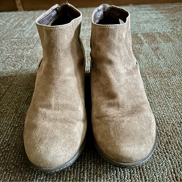Dansko Beige Suede Side Cut Outs Bonita Back Zipper Ankle Booties, size 39 8.5 9 - Picture 2 of 12